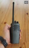 Вид радиостанции Motorola DP1400 в руке Вид радиостанции Motorola DP1400 в руке